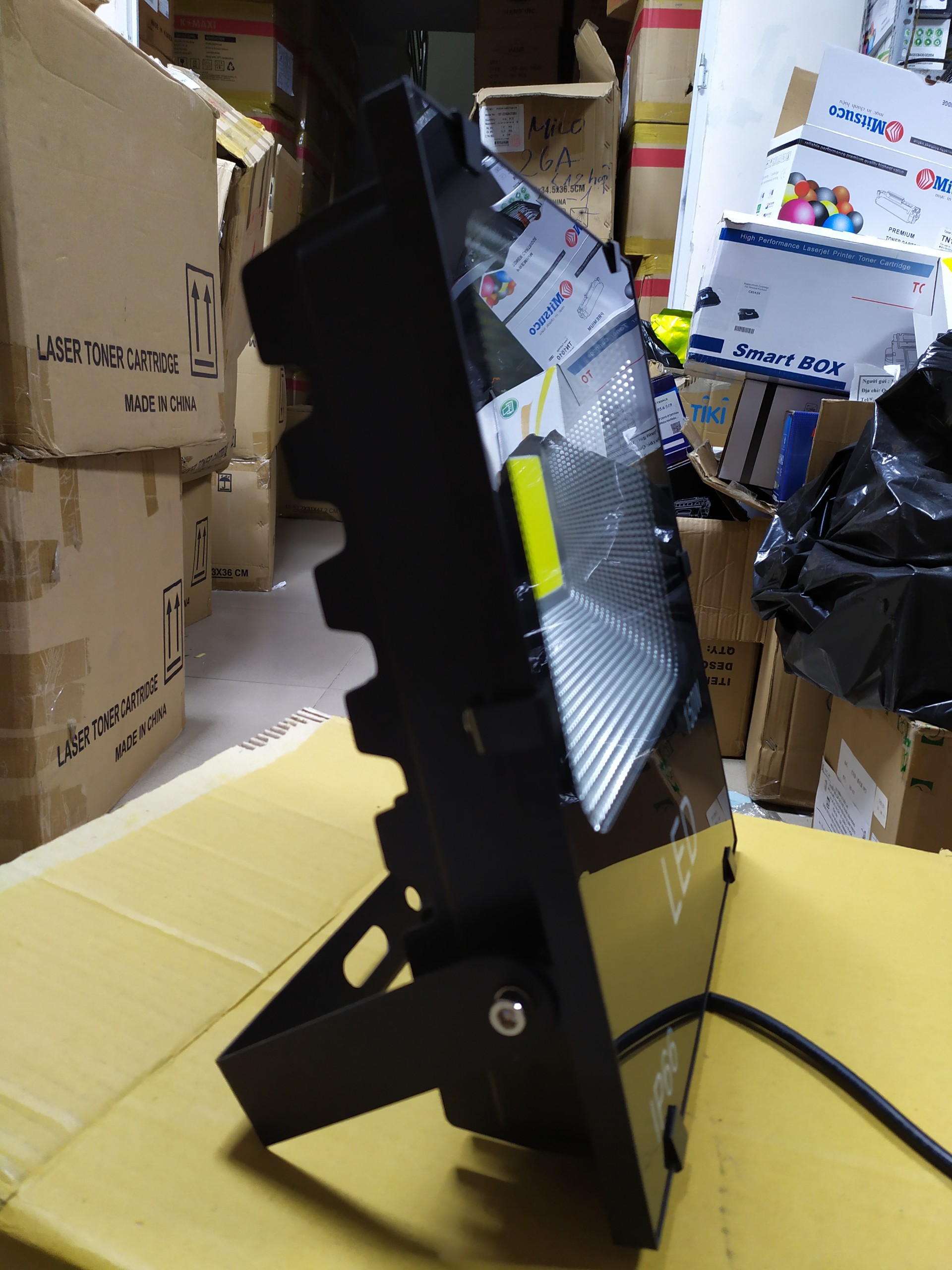 Đèn pha LED 150W chip COB ánh sáng trắng