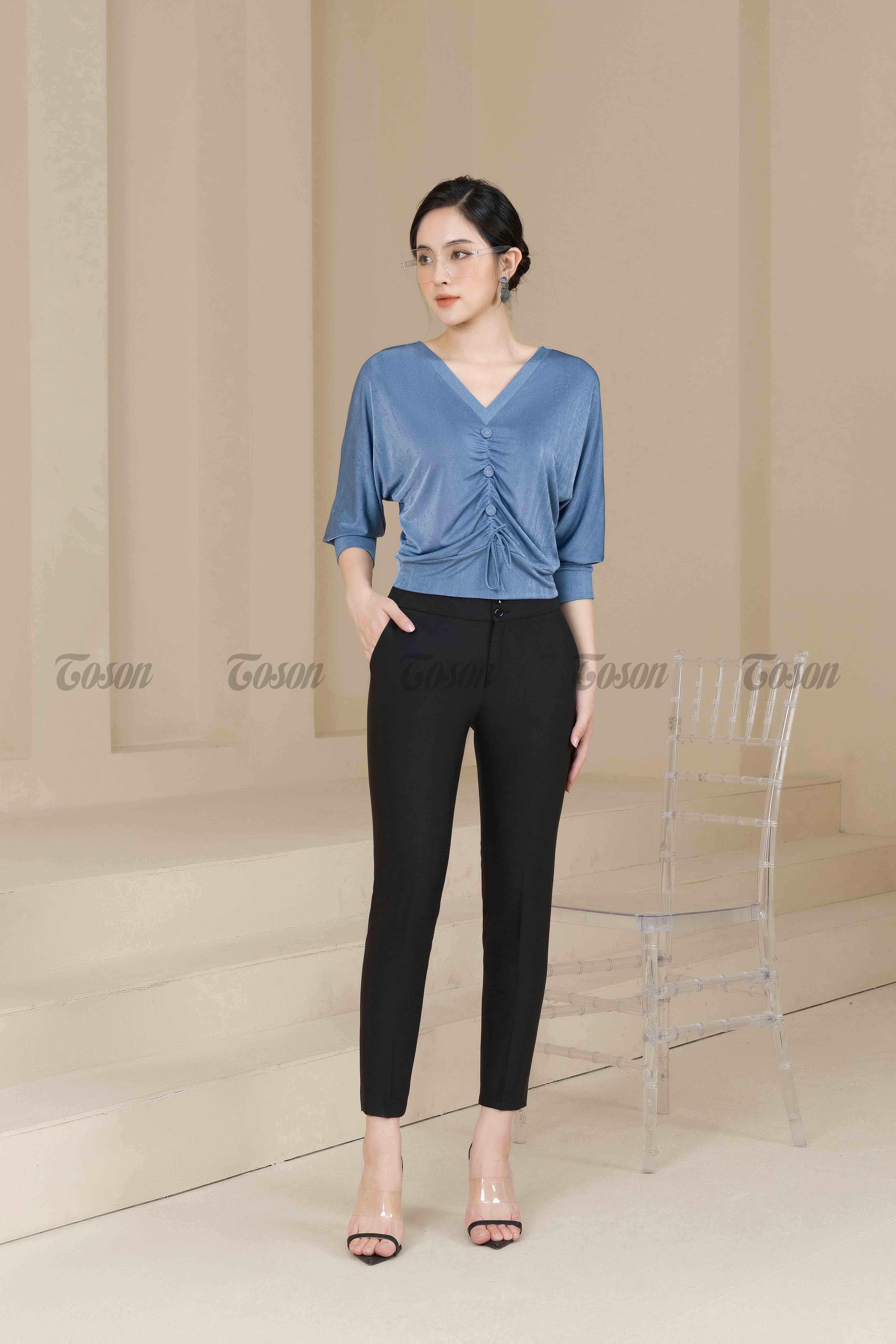 Áo saquin xanh, dáng tay liền nhún ngực đính cúc Toson 19905X01