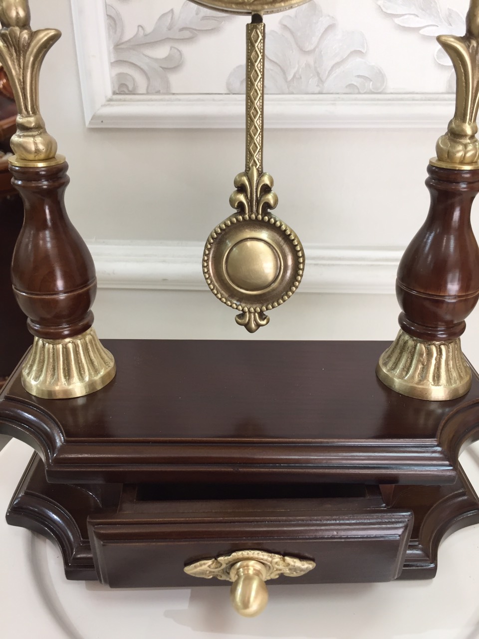 Đồng hồ quả lắc để bàn đồng và gỗ sồi, mặt kính cao cấp - Đồng hồ để bàn cổ điển đẹp sang trọng kích thước  25cm*10cm* 40cm để kệ tủ trang trí phòng khách nhà ở.