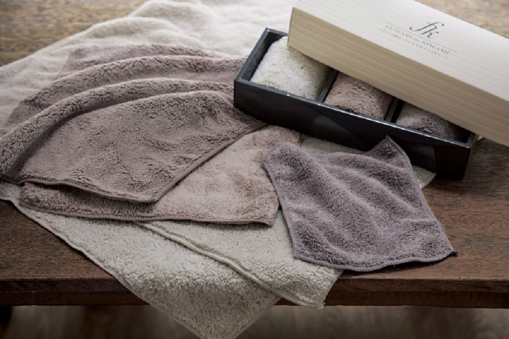 Set 01 khăn spa, 01 khăn tắm &amp; 01 khăn mặt cotton Kuromori TẶNG kèm 01 Bàn chải chà gót chân đá San hô tự nhiên - Nội địa Nhật