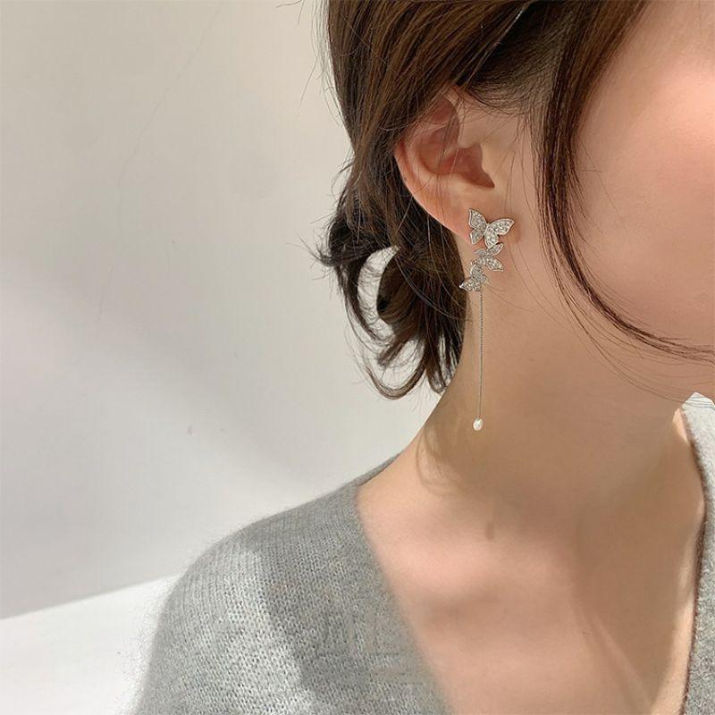 Khuyên tai cánh bướm lệch