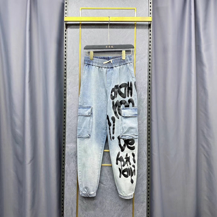 Quần jeans jogger túi hộp in chư Mã: ND1759