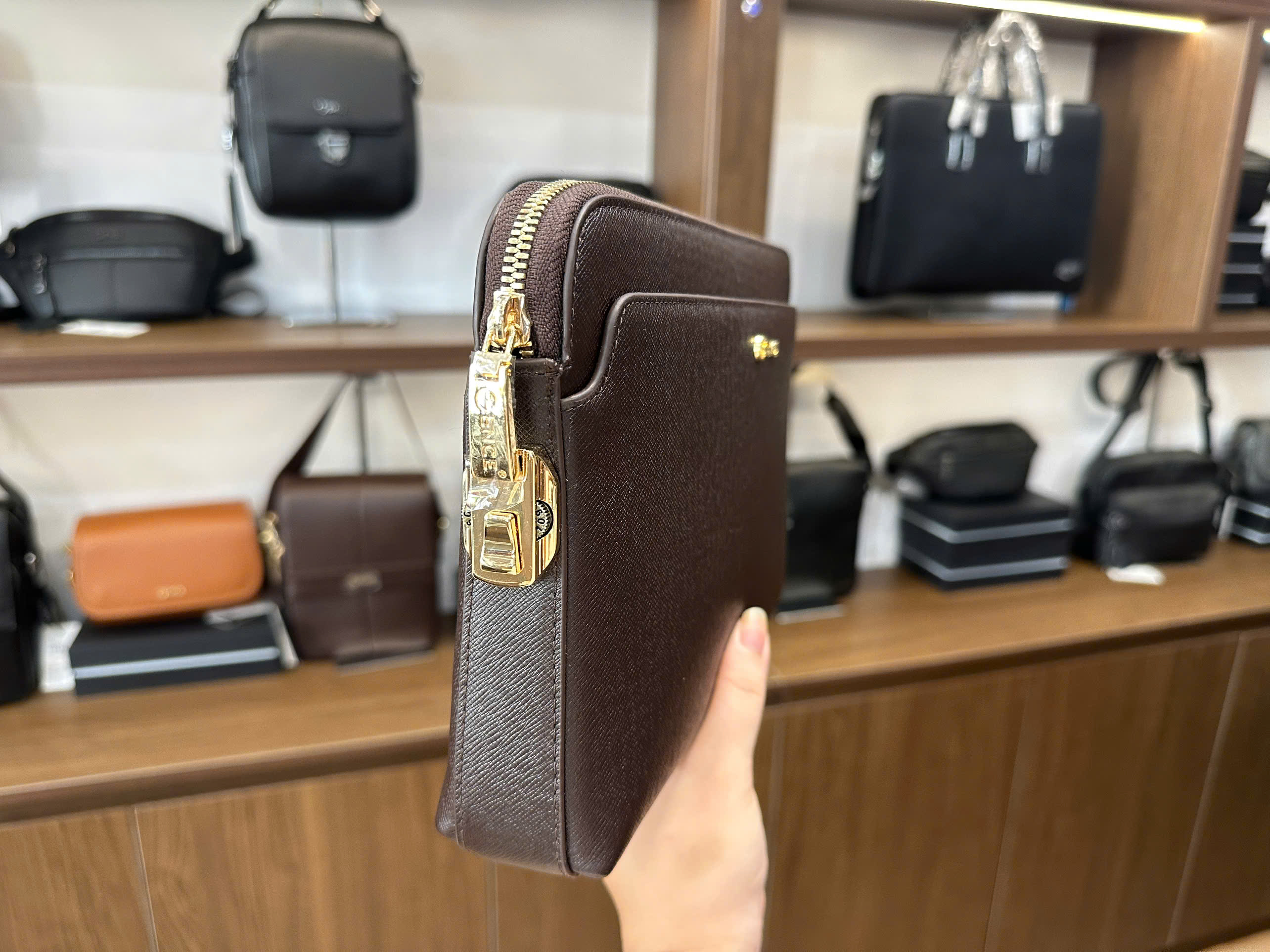 Clutch Da Ví Cầm Tay Kẹp Nách GENCE CK24 Da Bò Khóa Số Cao Cấp Màu Nâu