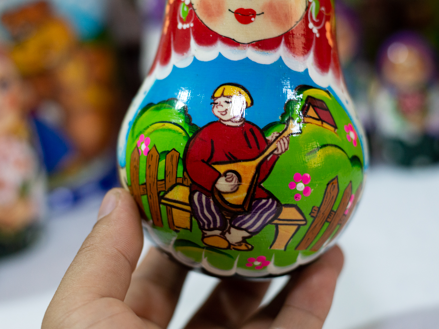 BÚP BÊ LẬT ĐẬT GỖ HÀNG LƯU NIỆM NGA CÓ CHUÔNG HOA VĂN "CHÚ BÉ ÔM ĐÀN BALALAIKA" CỰC ĐẸP VÀ DỄ THƯƠNG