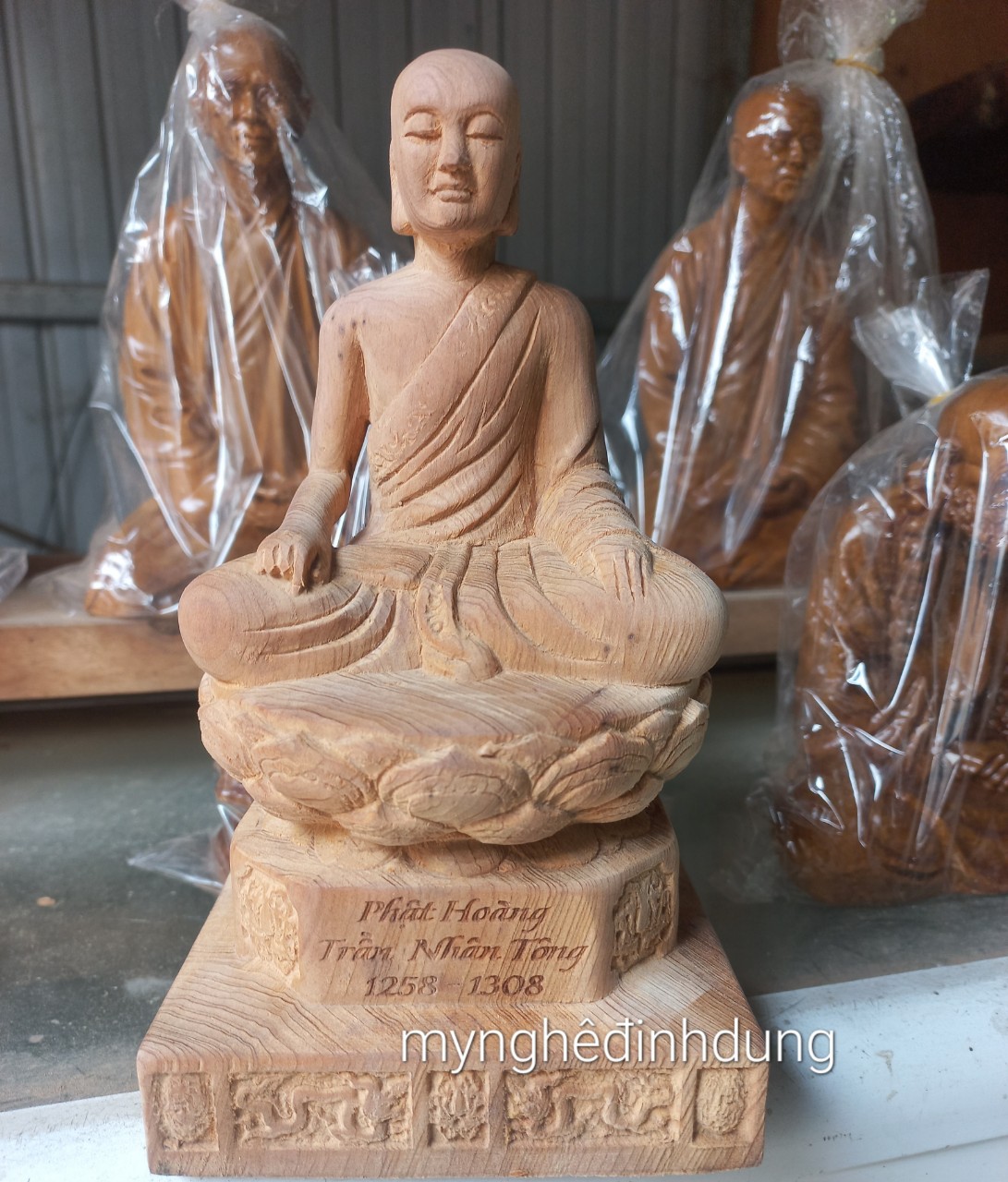 Tượng phật hoàng trần nhân tông bằng gỗ ngọc am thơm nức kt cao 20×11cm