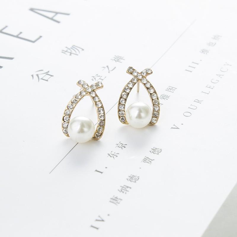 Khuyên tai ngọc trắng đính đá