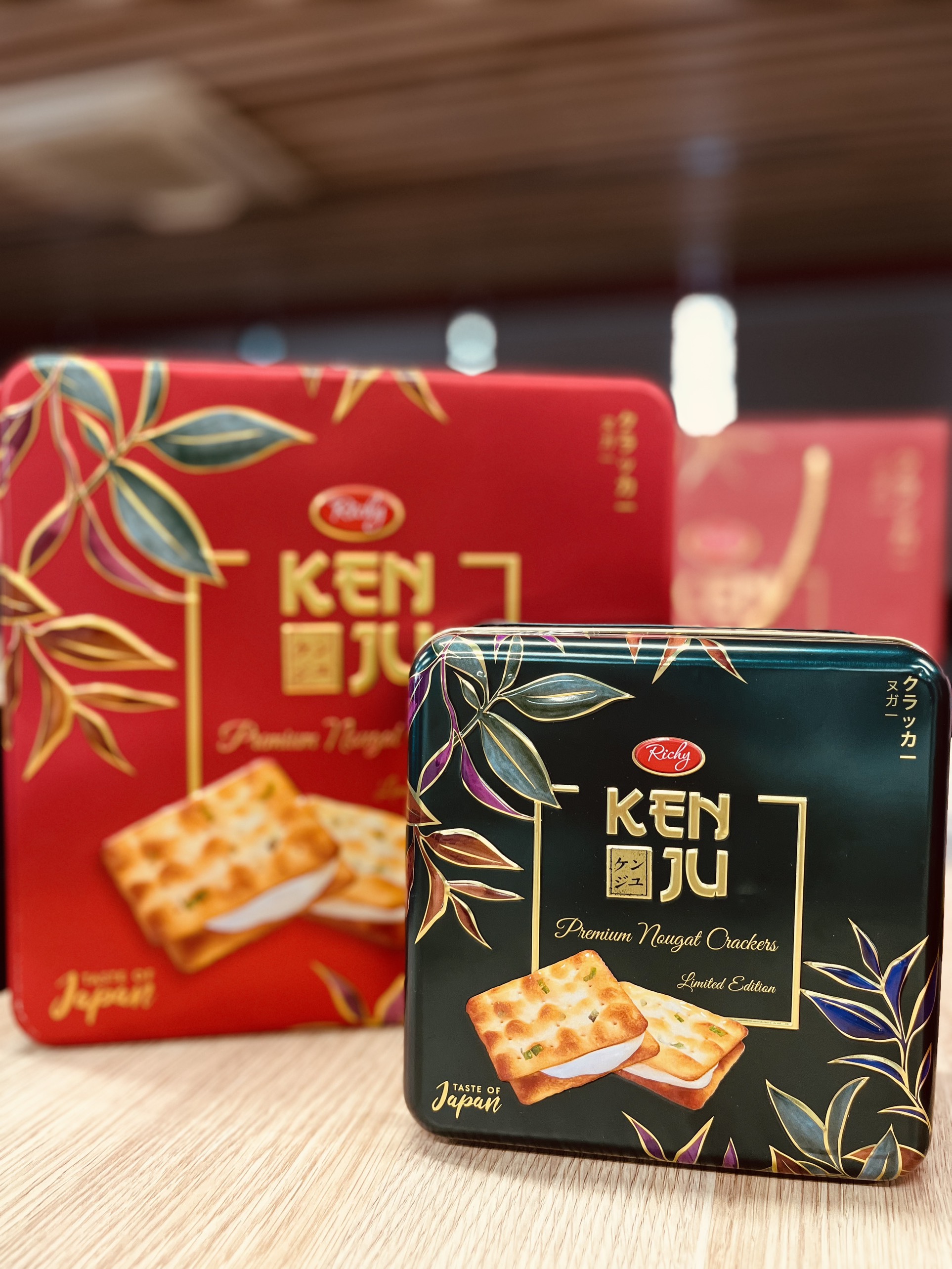 Bánh quy hành Kenju Richy nhân kem dẻo hộp thiếc 372g (xanh,đỏ) - Tết 2024