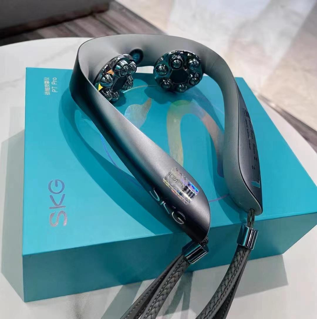 Máy mát-xa Cổ SKG P7-Pro massage xung điện, con xoay vật lý,chườm nóng hồng ngoại, mang đi làm, đi công tác, du lịch tiện lợi giảm stress, đau mỏi
