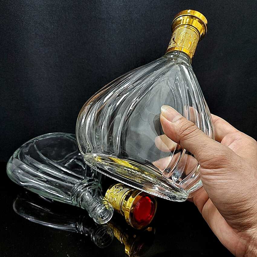 Vỏ Chai Rượu Ngoại 500ML giọt nước hoa văn cánh sen nắp vàng chuôi đỏ - Chai Đựng Rượu Thủy Tinh - Vỏ Chai Rượu Đẹp – Bình Đựng Rượu Thủy Tinh