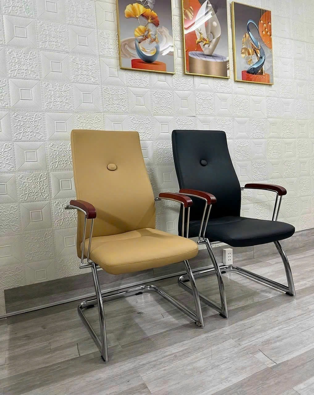 Ghế phòng họp chân quỳ nệm pvc màu đen màu kem CV4103-P1 Nội thất Capta Lưng cao nệm pvc nhập khẩu tay thép mạ ốp gỗ cố định hcm