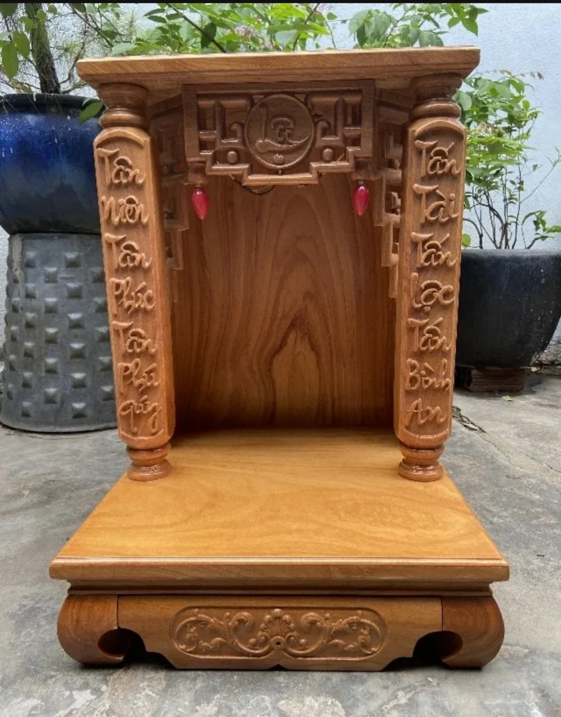 Bàn thờ thần tài ông địa cột vuông khắc chữ 48 x 68 cm