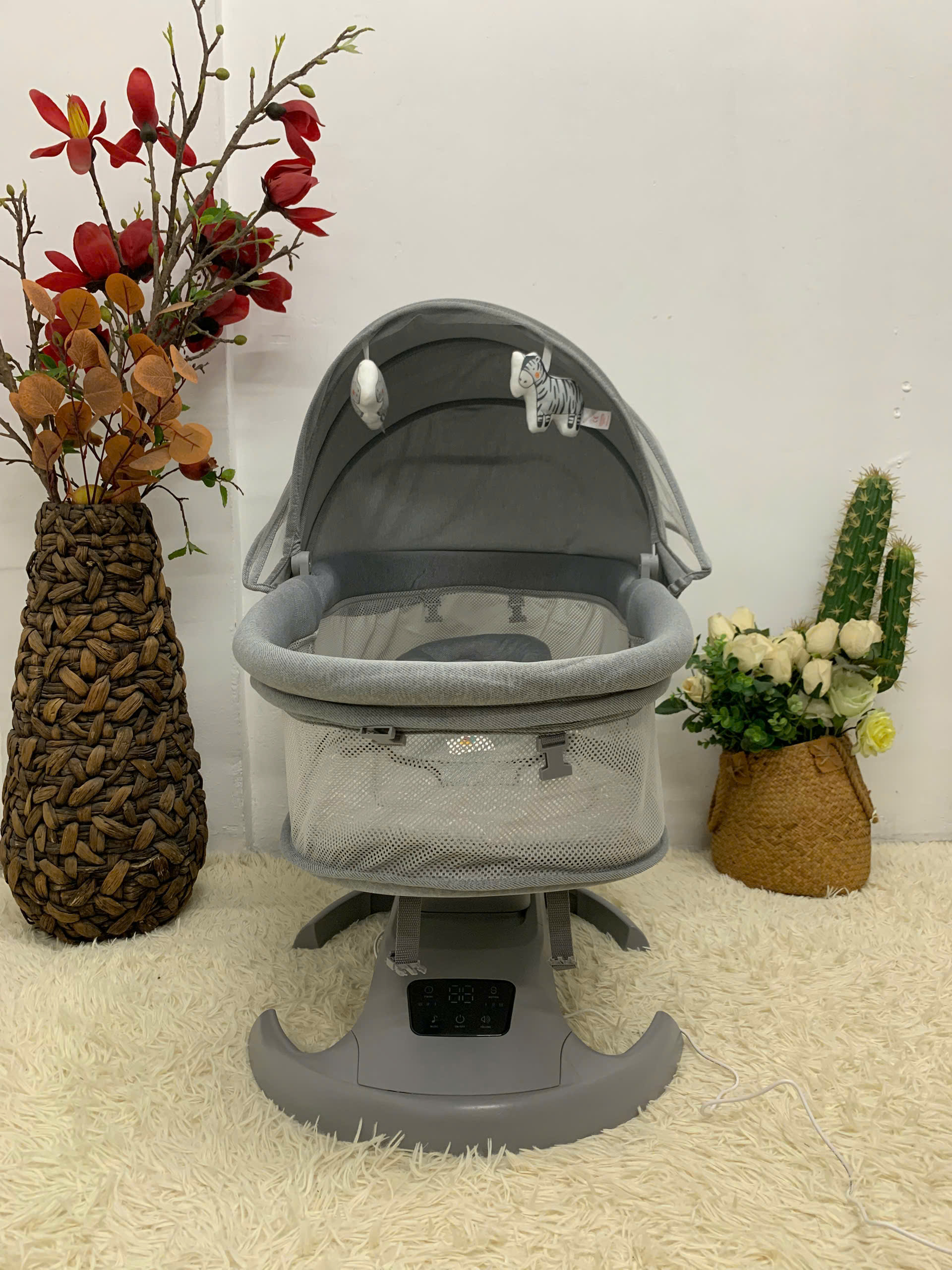 Nôi Điện Cao Cấp Cho Bé – Ru Ngủ Tự Động, Có Nhạc, Remote – Thiết Kế Hiện Đại Mastela 30911