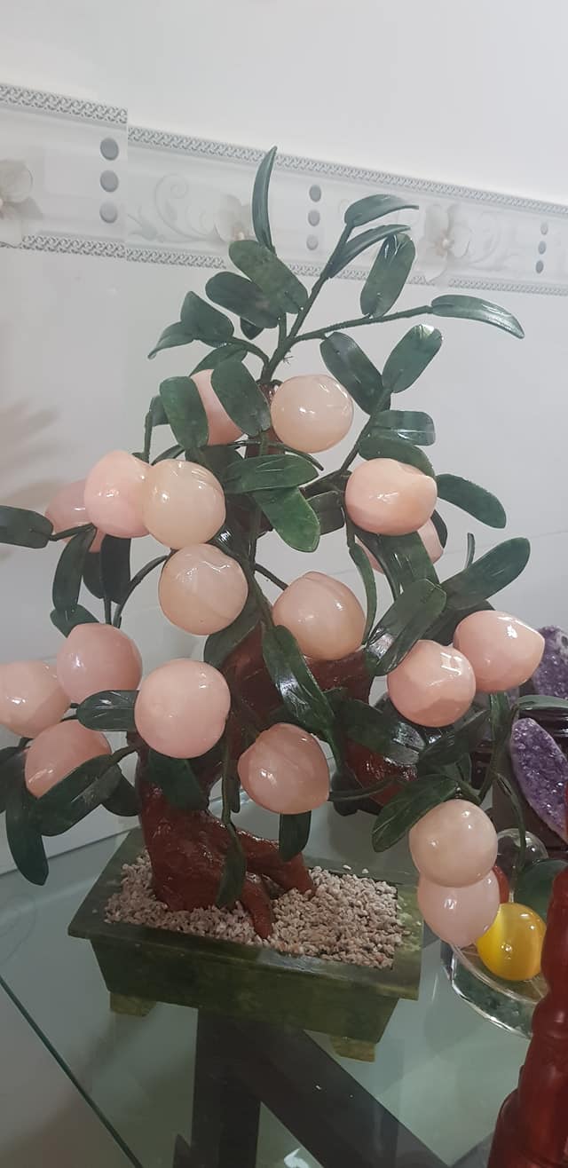 Cây đào đá thạch anh hồng tự nhiên 18 quả to đẹp lắm ạ Kích thước cao 55cm x ngang 42cm x sâu 20cm Anh Chị trưng phòng khách nhà, công ty biểu tượng sự sung túc giàu sang phú quý ạ