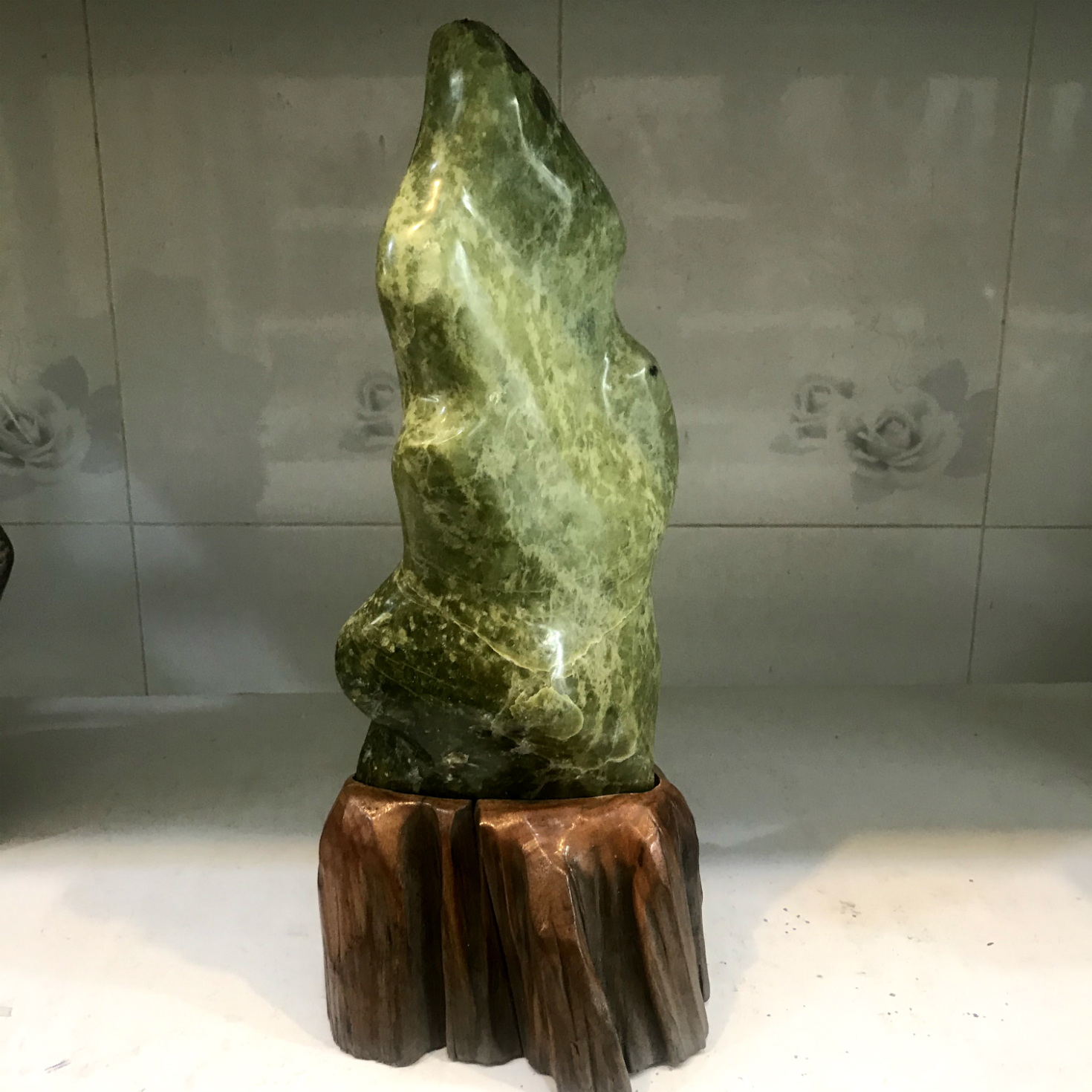 Cây đá phong thủy ngọc tự nhiên để bàn màu xanh cho người mệnh Hỏa và Mộc cao 37 rộng 16 nặng 5 kg