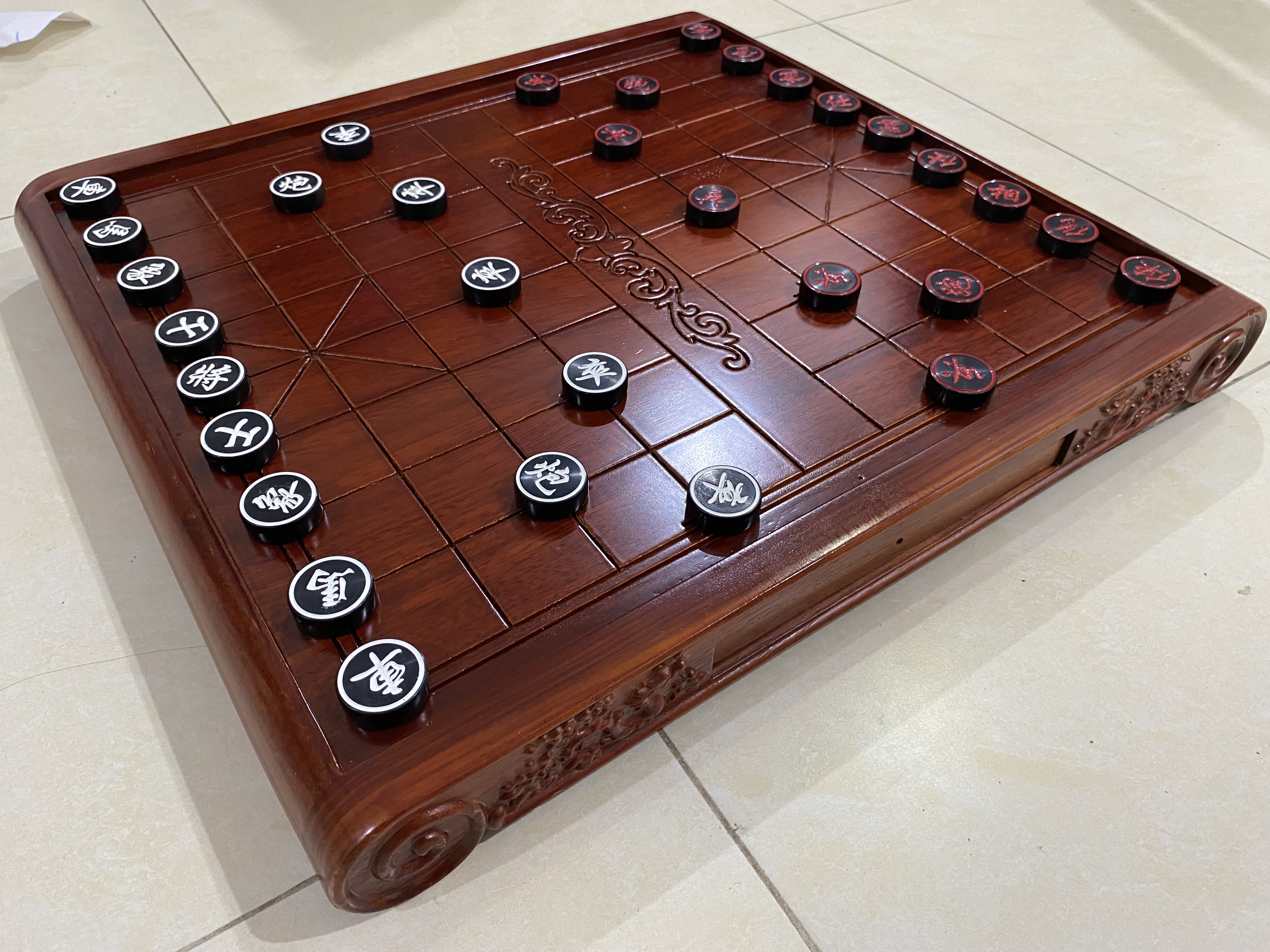 Bàn Cờ tướng Gỗ hương Ba Đúc Cuốn Thư 55x 60 x 7 cm . Quân cờ sừng trâu. Đen 3,7 cmc 1,2 cm 2 mặt