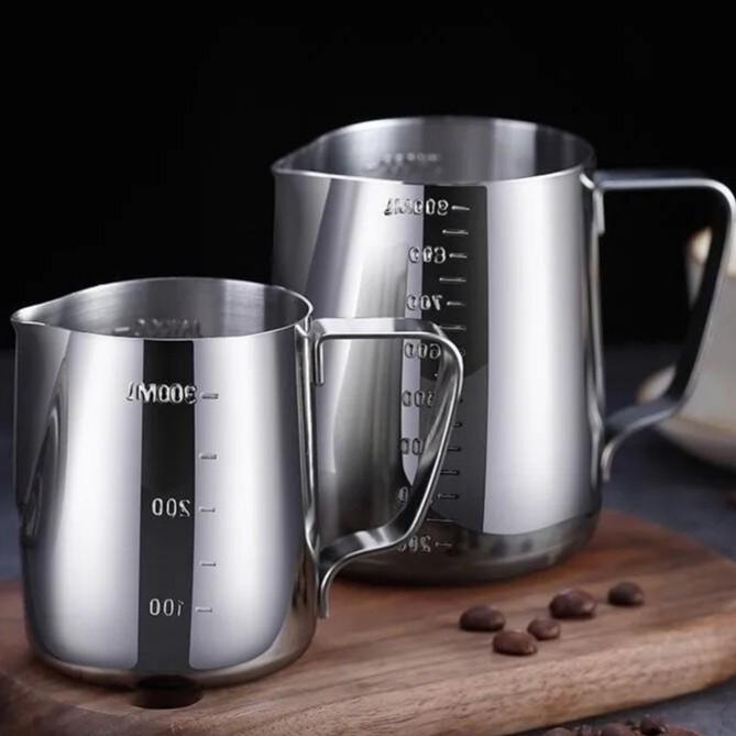 Ca đánh sữa, rót sữa inox có vạch chia 350ml 600ml 1000ml Lọ rắc bột inox Bút vẽ latte Tạo bọt cà phê Khuôn capuchino