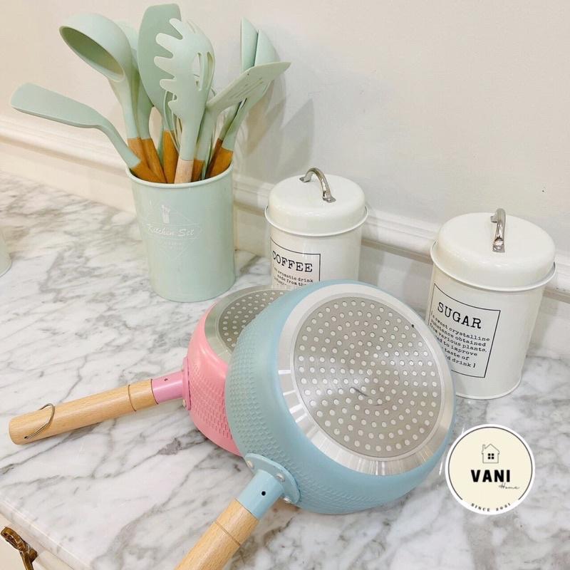 Chảo đá đáy từ chống dính sâu lòng tay cầm gỗ dài Pastel - Chảo chống dính lúa mạch 18cm - Quánh dính đa năng tiện dụng