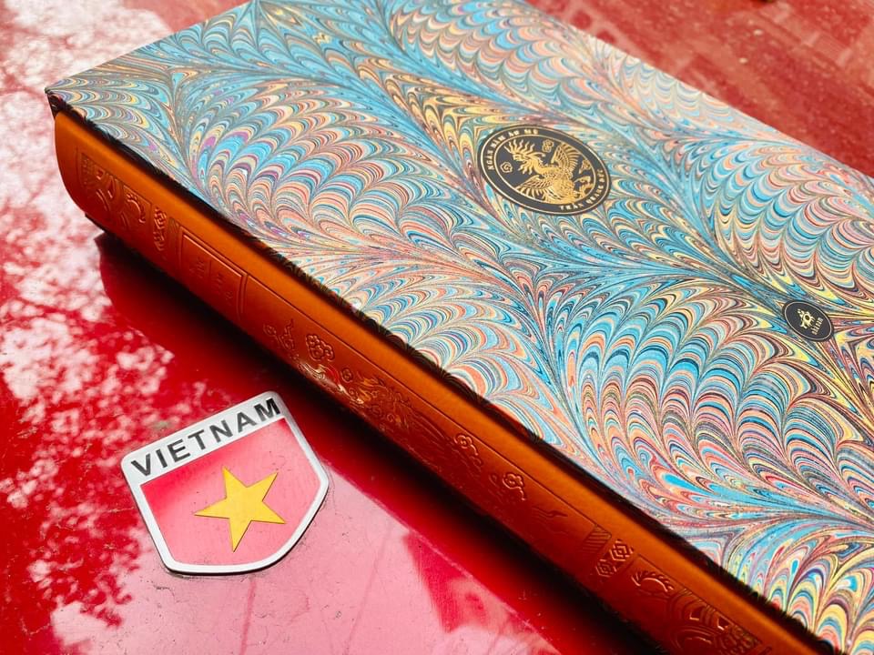 ẤN BẢN BÌA DA PU CAO CẤP VÀ GIỚI HẠN - NGÀN NĂM ÁO MŨ - TRẦN QUANG ĐỨC -