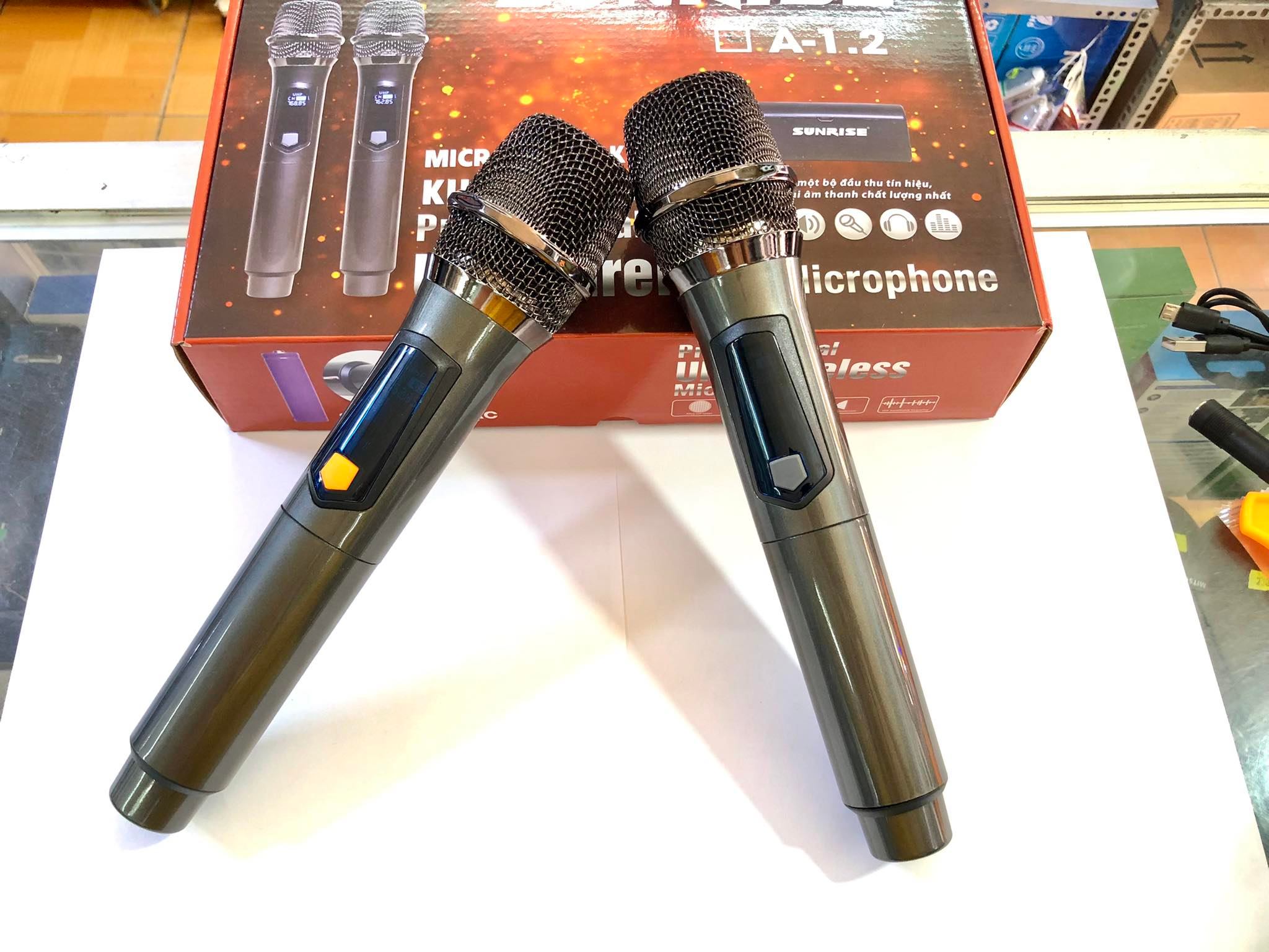 BỘ 2 MICRO KARAOKE KHÔNG DÂY SUNRISE A-1.2 XÀI PIN SẠC,CHỐNG HÚ TỐT, CỰC HÚT TIẾNG CA, ÂM THANH HAY - HÀNG CHÍNH HÃNG