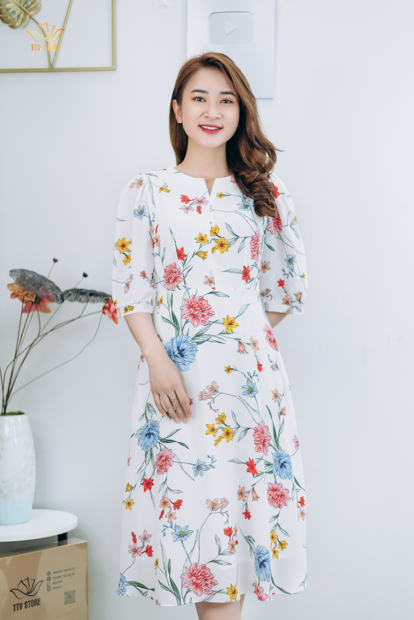 Đầm xòe thiết kế trung niên cao cấp sang trọng Cổ tròn khoét V tay lỡ màu Trắng hoa TTV STORE TTV1319