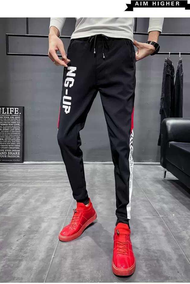 Quần Jogger họa tiết đơn giản bên hông và dòng chữ NG-UP nổi bật