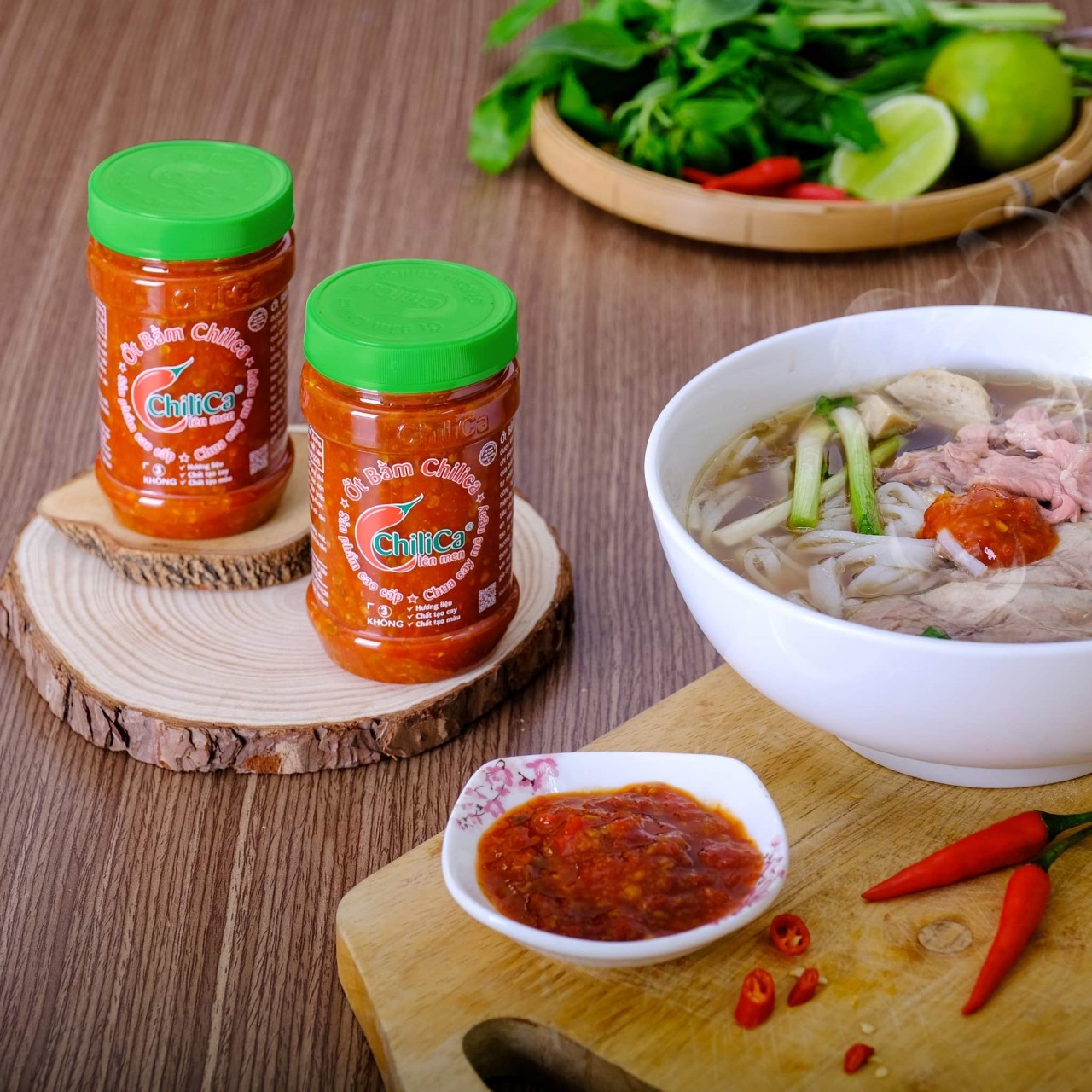 Combo 3 sản phẩm của Chilica gồm:  Tương Ớt Chilica 255g; Ớt Bằm Chilica 212g; Ớt Bằm Chilica Có Tỏi 212g