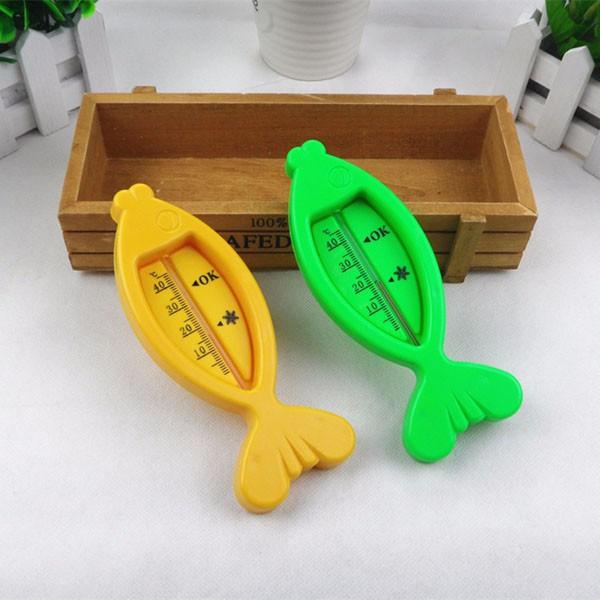 Đo nhiệt độ nước khi tắm cho bé hình gấu hoặc cá