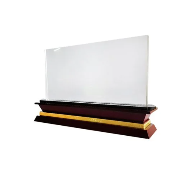 Bảng chức danh đế gỗ hoa văn DG07-C 330x60mm có mặt mica 300x135mm dày 5mmx2