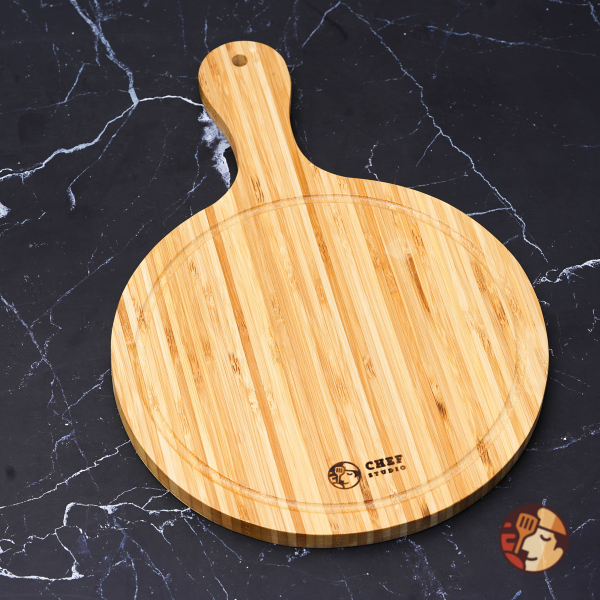 Thớt tre Chef Studio cao cấp hình tròn có rãnh, tay cầm 36x25x1.5cm - CB42, bền bỉ, an toàn cho sức khỏe, dùng cắt thái và bày trí đồ ăn