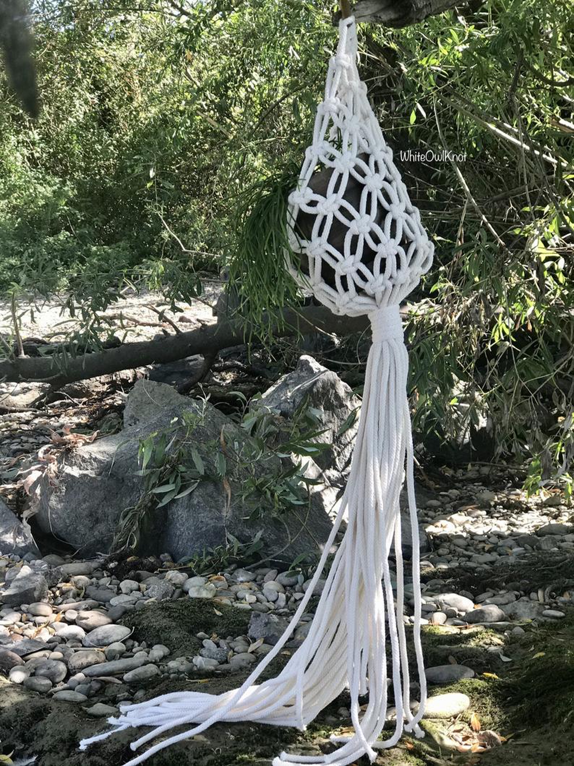 Giỏ Macrame treo chậu cây cảnh, trang trí treo tường kết hợp vòng gỗ nâu. Phong cách Boho. GTT17321