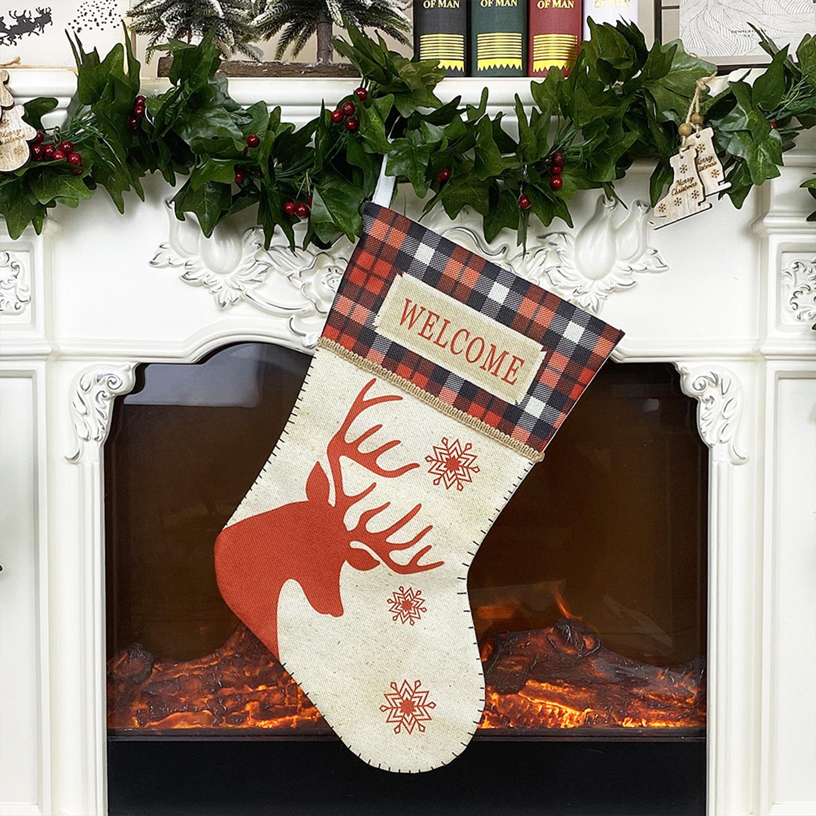 2 cái túi đựng kẹo hình chiếc tất trang trí giáng sinh