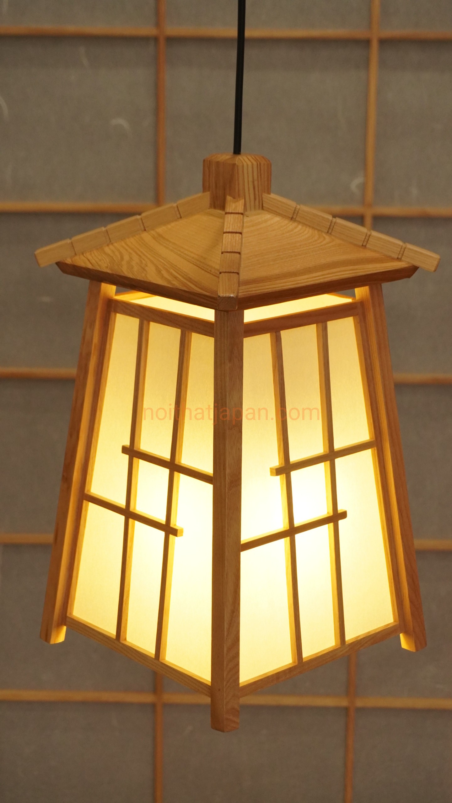 Đèn thả trần gỗ Sồi, đèn gỗ treo thả, đèn gỗ decor nhà hàng Nhật, đèn gỗ thả trần decor phòng trà đạo, phòng thiền truyền thống Nhật Bản chất liệu gỗ Sồi và shoji Nhật Bản, gồm bóng led ánh sáng vàng, kt 23*23*40cm