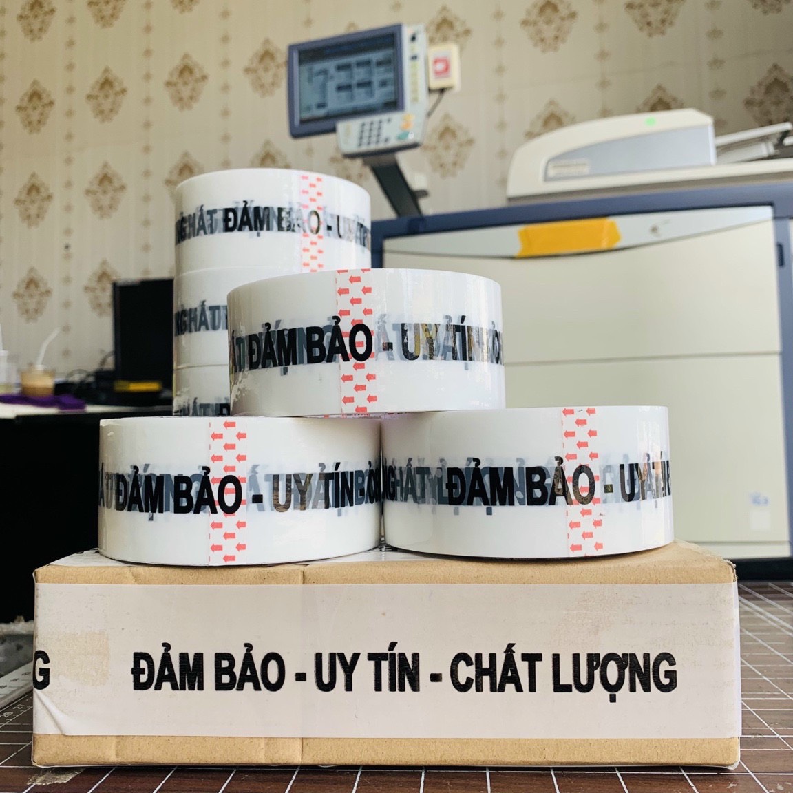 Cuộn băng keo " Đảm bảo - Uy tín - Chất lượng " bản 48mm 100yard BKB111