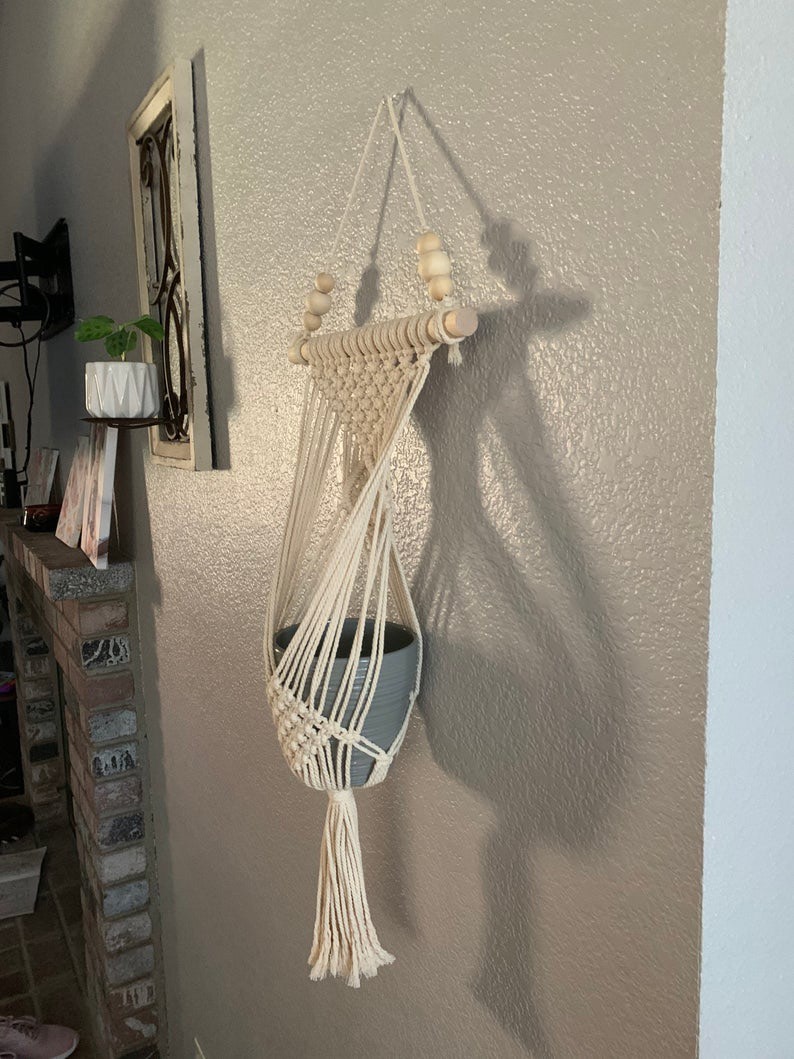 Giỏ treo Hoa, Cây Cảnh Trang Trí Treo Tường Tết Dây Thủ Công Macrame kết hợp hạt gỗ tròn xinh xắn. Trang trí nhà cửa, quán cafe, homestay. GH175
