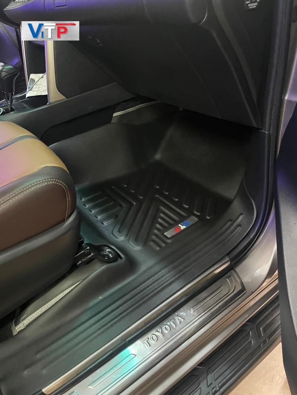 Thảm sàn ViTP Nhựa 360 Full Tràn Viền Bậc Cửa Xe Toyota Innova 2016 – 2023