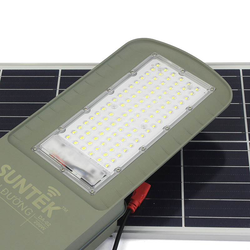 Đèn Đường Năng Lượng Mặt Trời SUNTEK DA-02 Solar Street Light 200W - Chip Led SMD 5054, 2340 Lumen, Sáng 20 giờ, Tự động Bật/Tắt, Điều khiển Từ Xa, Chống Nước/Bụi/Sét
