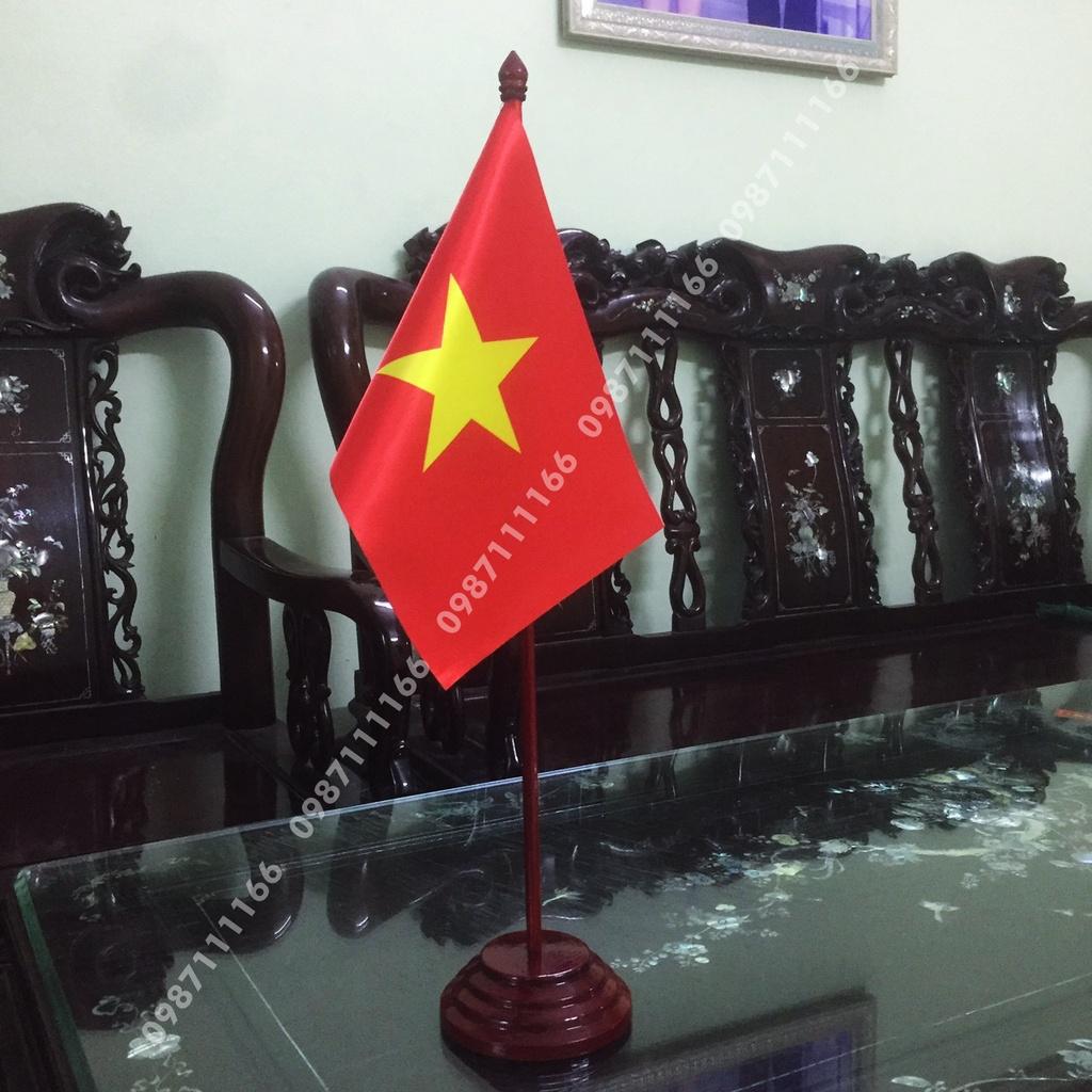 Cờ Để Bàn Đế gỗ Cắm 1 cờ Việt Nam In Kỹ Thuật Số
