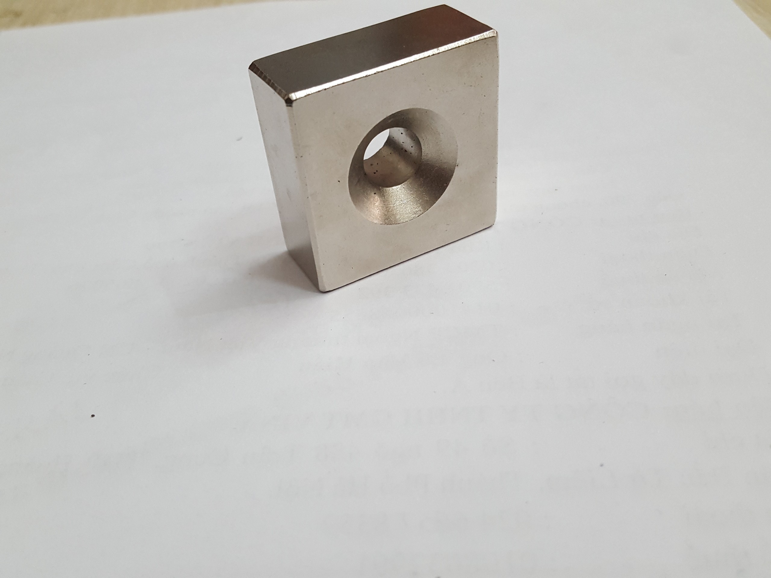 Nam châm 35x35x15mm có lỗ vát, lực hút siêu cường