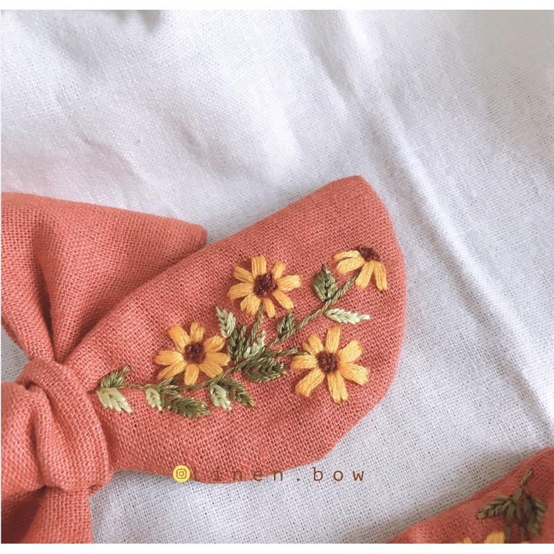 Nơ và scrunchies thêu hoa dã quỳ