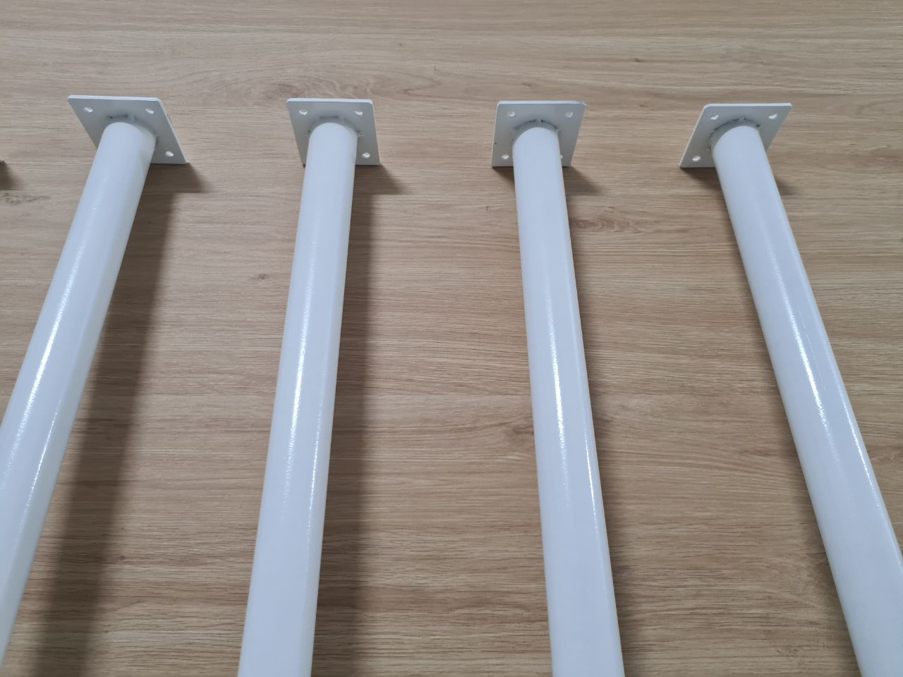 4 chân bàn sắt trắng , cao 72cm .phù hợp cho mọi loại bàn gỗ , đi kèm 16 ốc vít