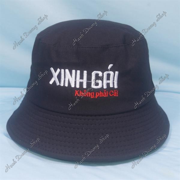 Nón tai bèo mũ bucket vành nhỏ thêu chữ Xinh gái không phải cãi - Đen