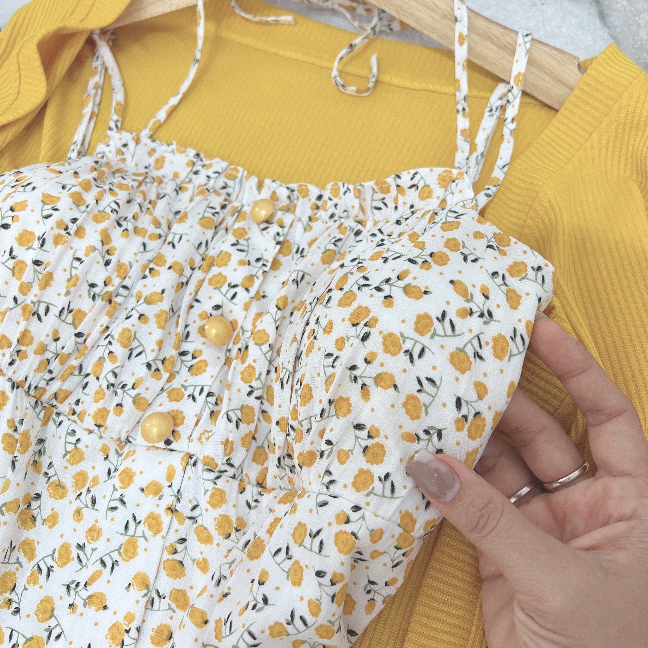Đầm midi 2 dây hoa vàng kèm áo khoác vàng tôn da trắng sáng - Rossy Fashion