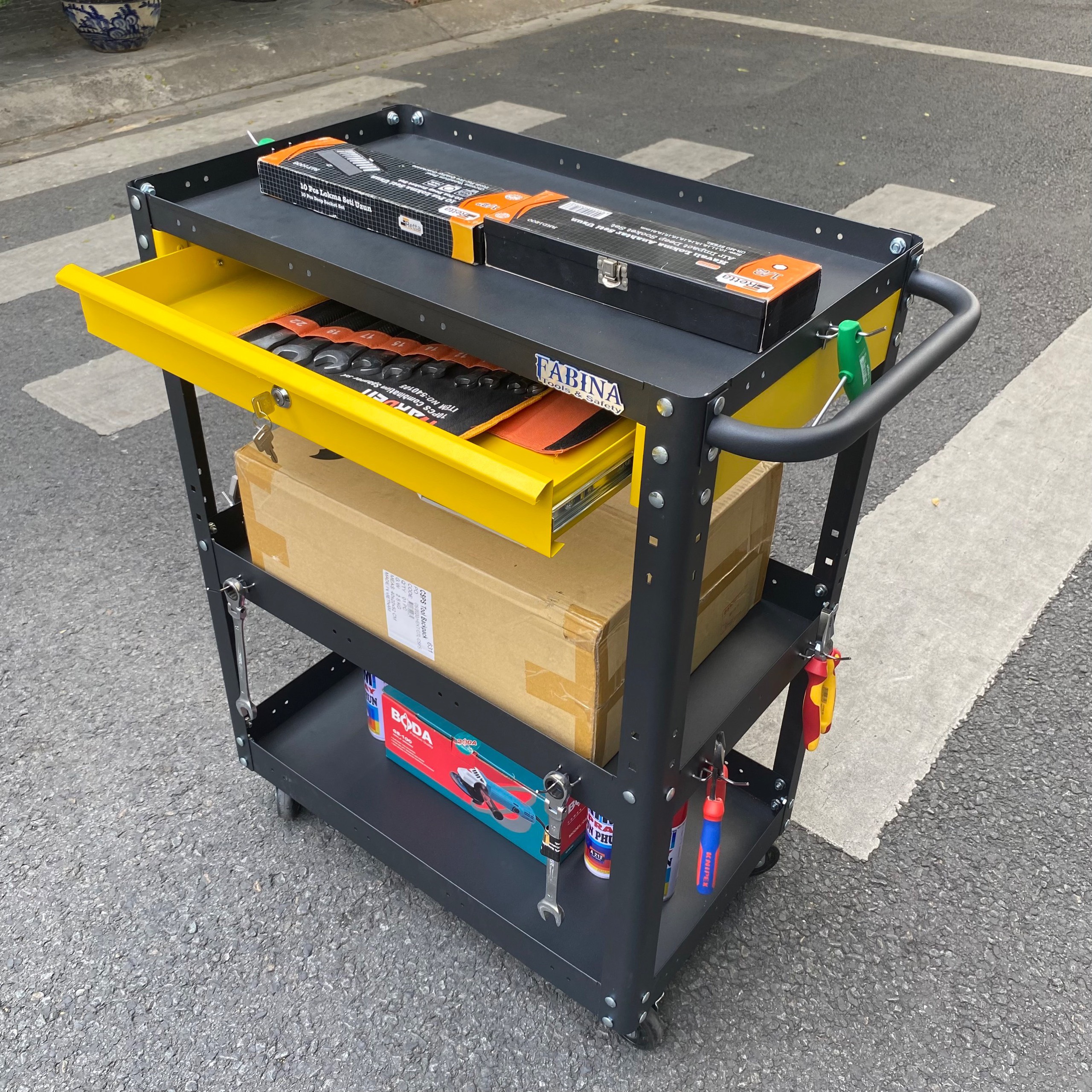 Xe đẩy 3 tầng cao 980mm màu đen hộc kéo vàng