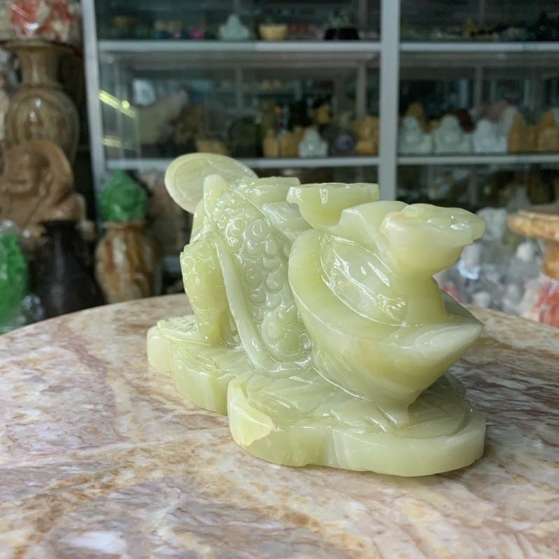 Cụ Thiềm Thừ, Cóc Ngậm Tiền, Cóc 3 Chân Cõng Thỏi Vàng Và Gậy Như Ý Đá Ngọc Onix - ngang 20cm