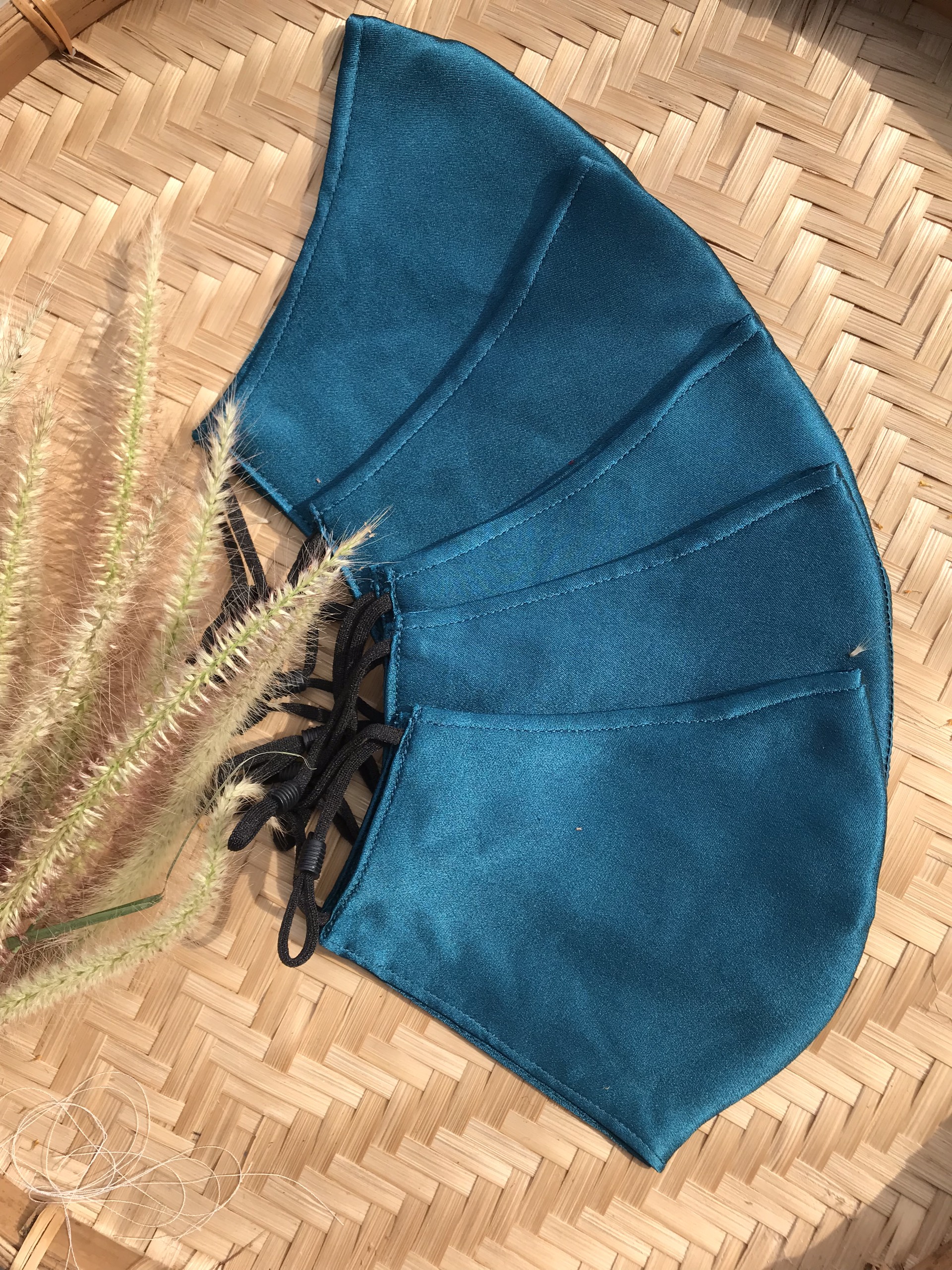 Mulberry silk facemask- Khẩu trang lụa tơ tằm tự nhiên 3 lớp unisex, gồm 2 lớp vải lụa tơ tằm + 01 lớp bông tơ tằm