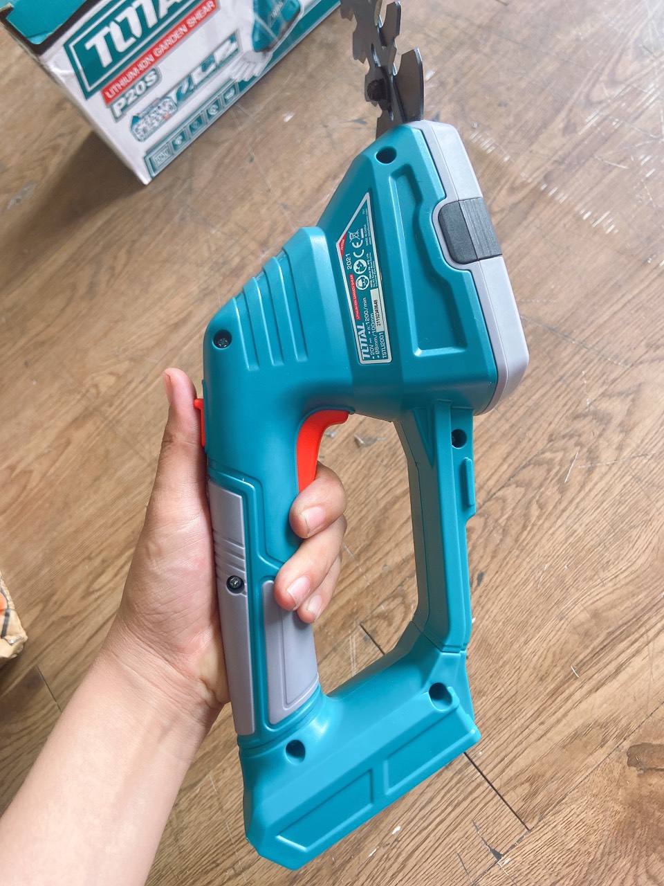 Máy cắt hàng rào dùng pin Lithium-Ion 20V total bao gom pin sạc TSTLI2001px