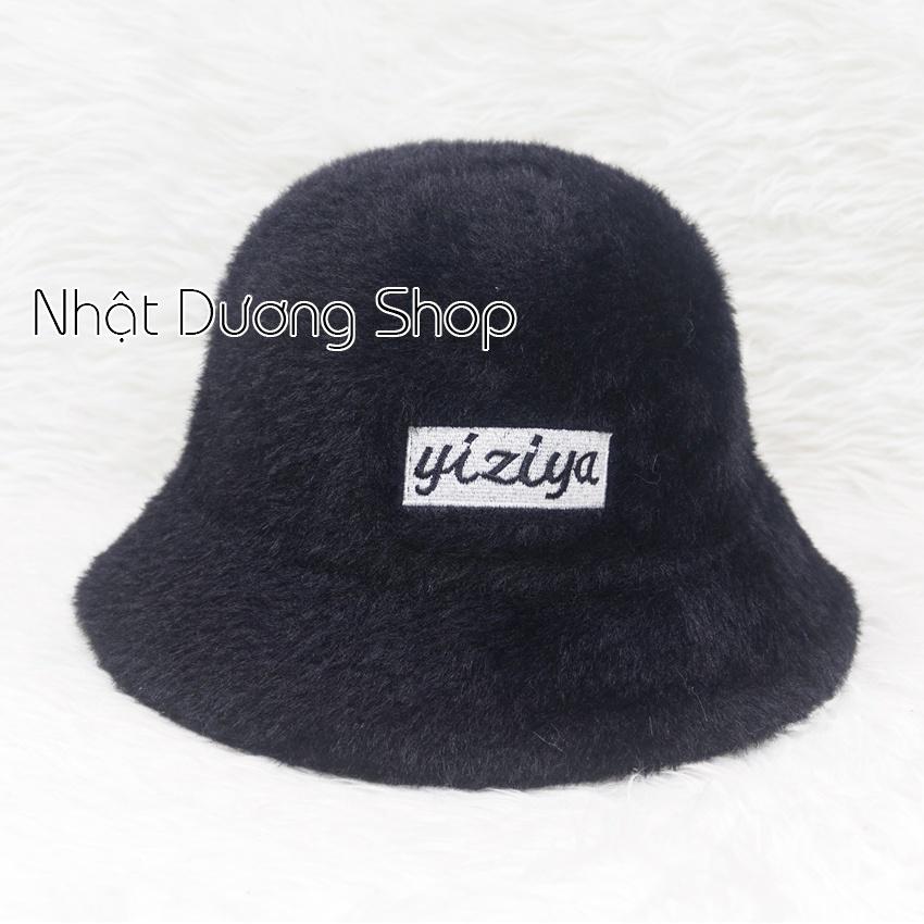 Mũ bo cụp lông thỏ, nón tai bèo hàng quảng châu thêu chữ Yiziya, phía trong có 2 dây rút giúp giữ chặt nón khi đội.