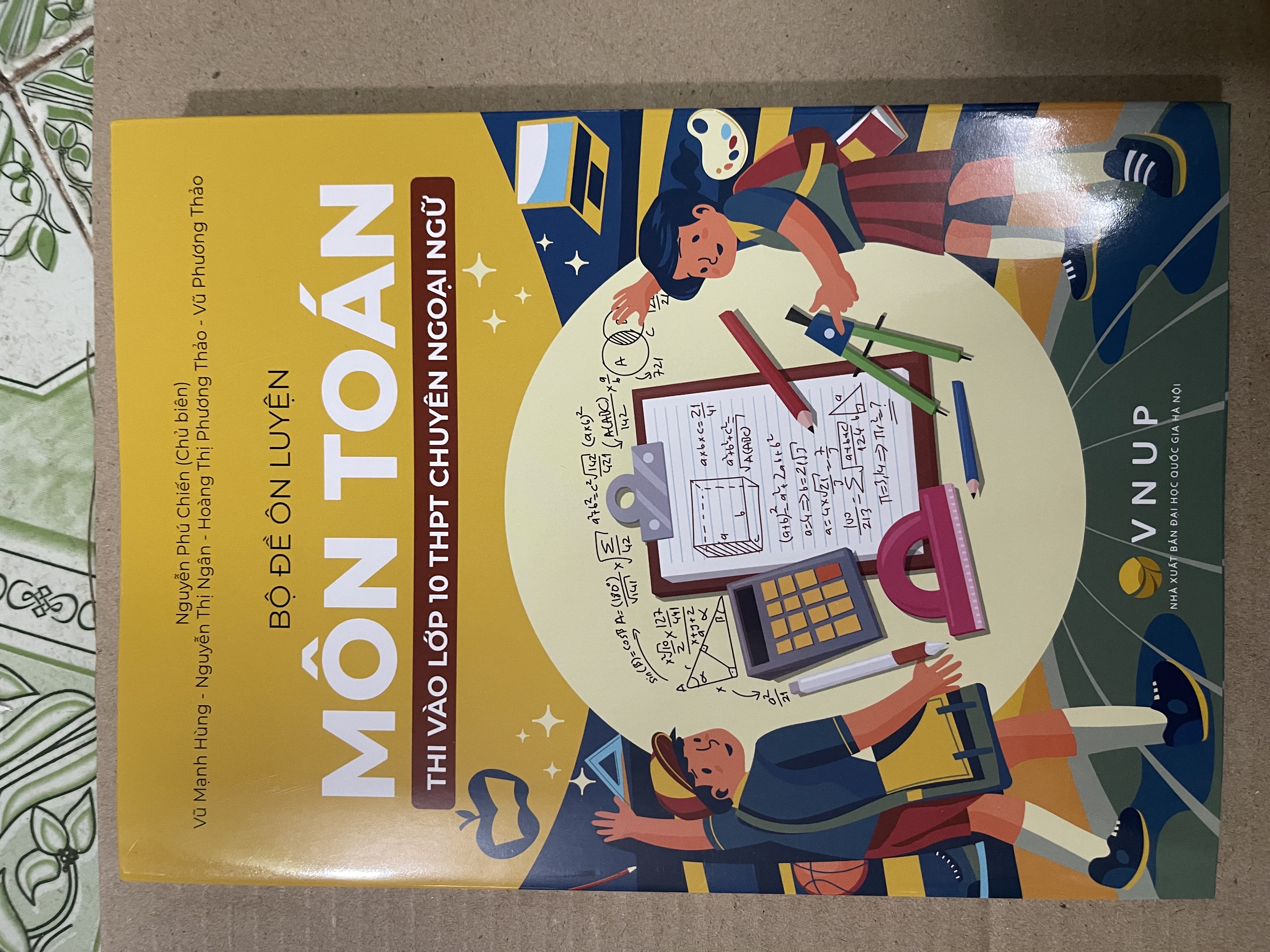 Sách - Bộ đề ôn luyện thi vào lớp 10 THPt chuyên ngoại ngữ môn Toán