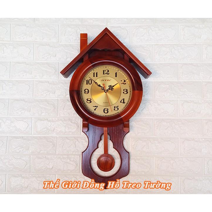 ĐỒNG HỒ TREO TƯỜNG GỖ TỰ NHIÊN HÌNH NGÔI NHÀ, CÓ QUẢ LẮC