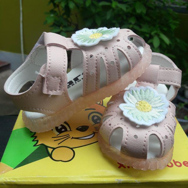 Giày Sandal bé gái️ ️ hình hoa cúc đế cao su mềm chống trượt có đèn led cho bé gái